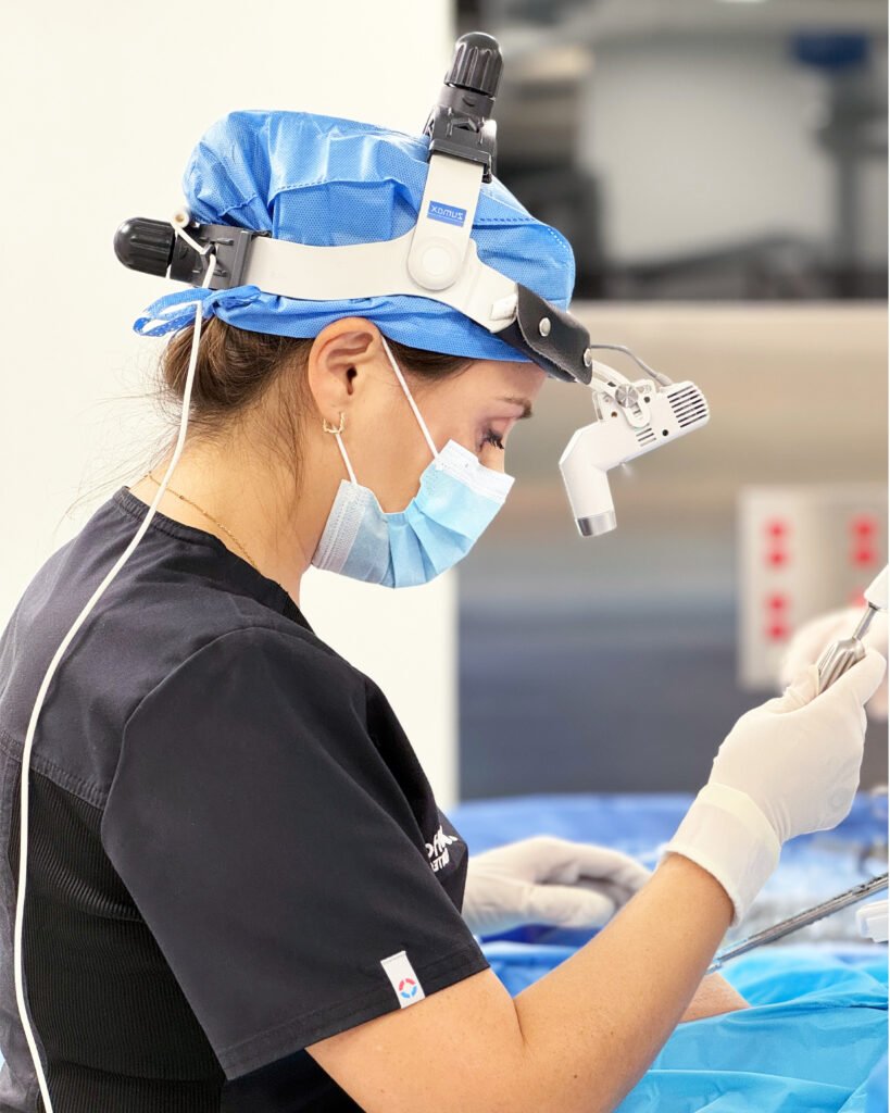 Dra. Liza Viscovich Otorrinolaringologa Guaemala operando